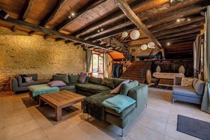 TV connectée, cheminée, jeux vidéo, lecteur de DVD