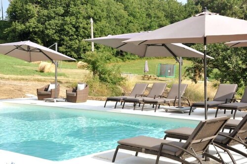 Domaine 9 chmbres,18 pers, salle de jeux, piscine privée chauffée Sarlat/Lascaux