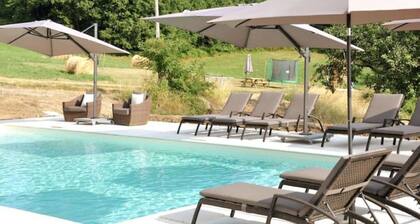 Domaine 9 chmbres,18 pers, salle de jeux, piscine privée chauffée Sarlat/Lascaux