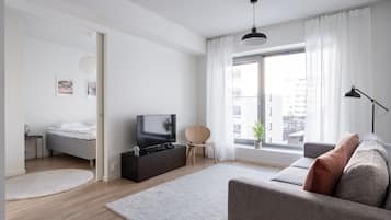 Deluxe-Apartment | Wohnbereich | 40-Zoll-Smart-TV mit Kabelempfang, Fernseher, Fußbodenheizung