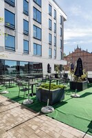 Terraza en la azotea con mobiliario exterior y jardineras.