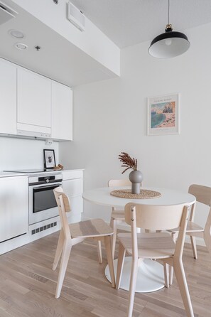 Apartamento luxo | Cozinha privada | Geladeira grande, micro-ondas, fogão, cooktop
