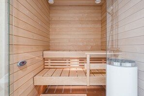 Deluxe Apartment | Bathroom amenities