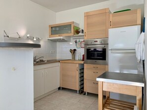 Fridge, microwave, oven, dishwasher - Comfort in Mèze: Air-conditioned apartment with terrace and garden (Mèze)