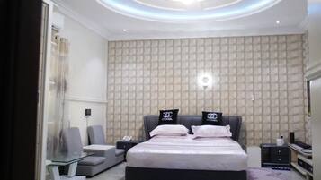 4 habitaciones, escritorio, wifi y ropa de cama