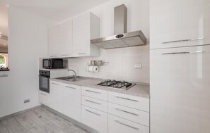 Réfrigérateur, micro-ondes, plaque de cuisson, lave-vaisselle