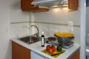 Habitación doble urbana | Cocineta privada | Refrigerador, microondas, parrilla de estufa y cafetera y tetera 