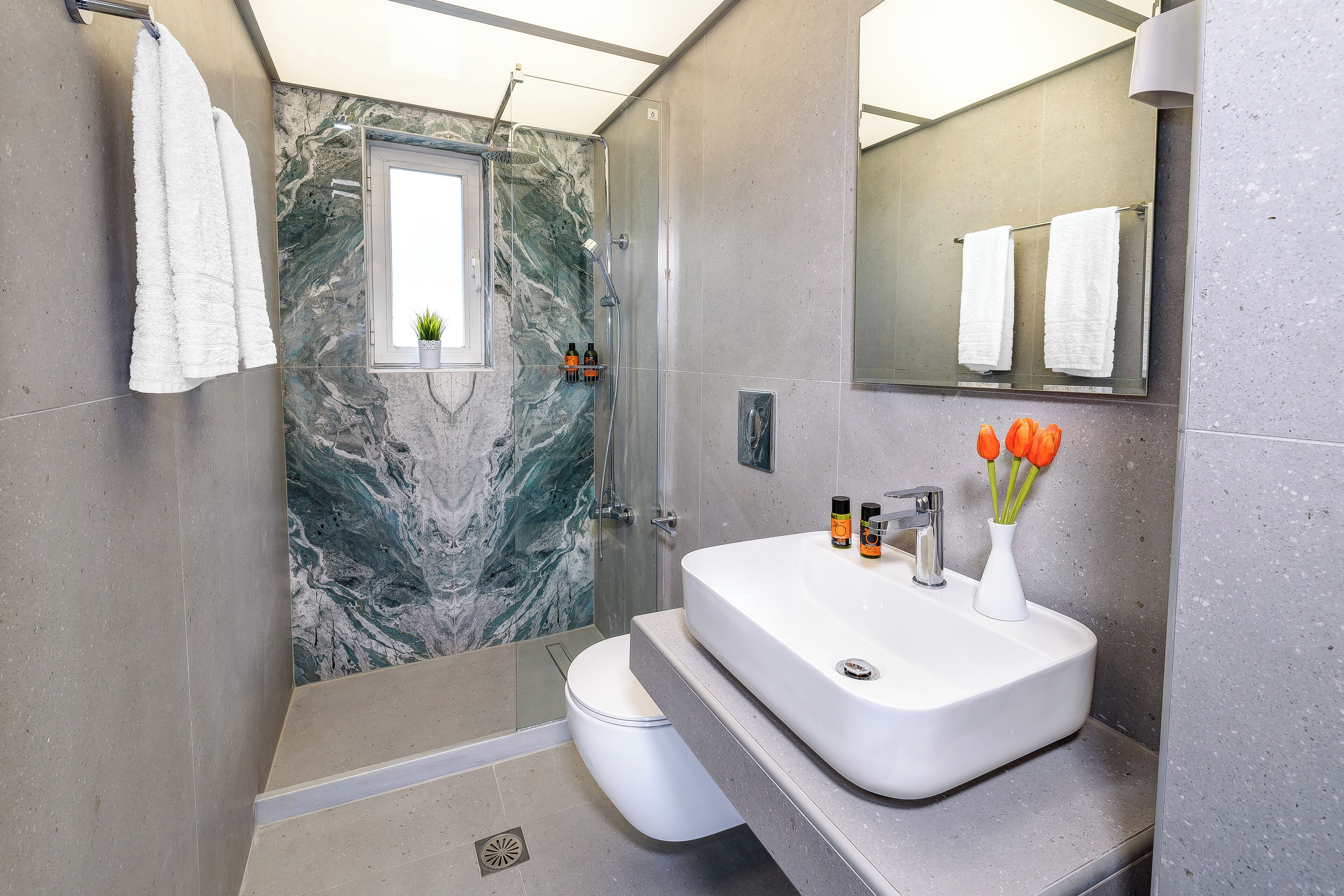 Badewanne, Haartrockner, Handtücher, Shampoo