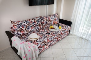 Panoramic-Apartment | Wohnzimmer | 50-Zoll-Smart-TV mit Digitalempfang, Fernseher