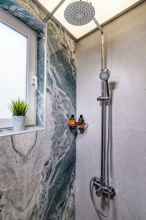 Bathtub, hair dryer, towels, shampoo - Room25 (Chania)