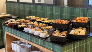 Un banco buffet con diversi cibi e ciotole di noci.