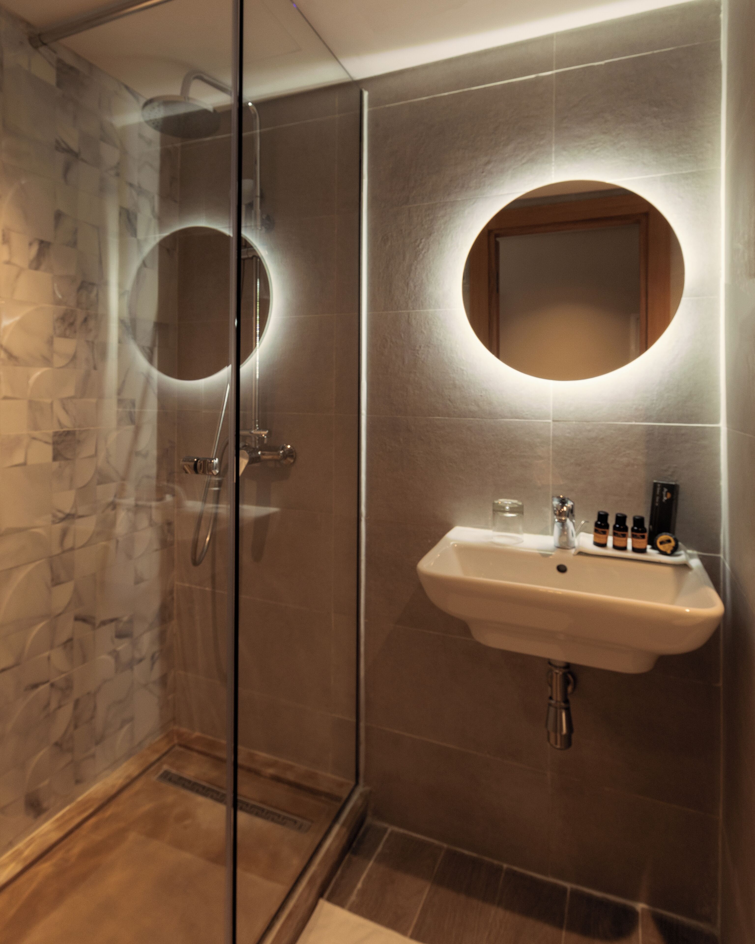 free toiletries, hair dryer