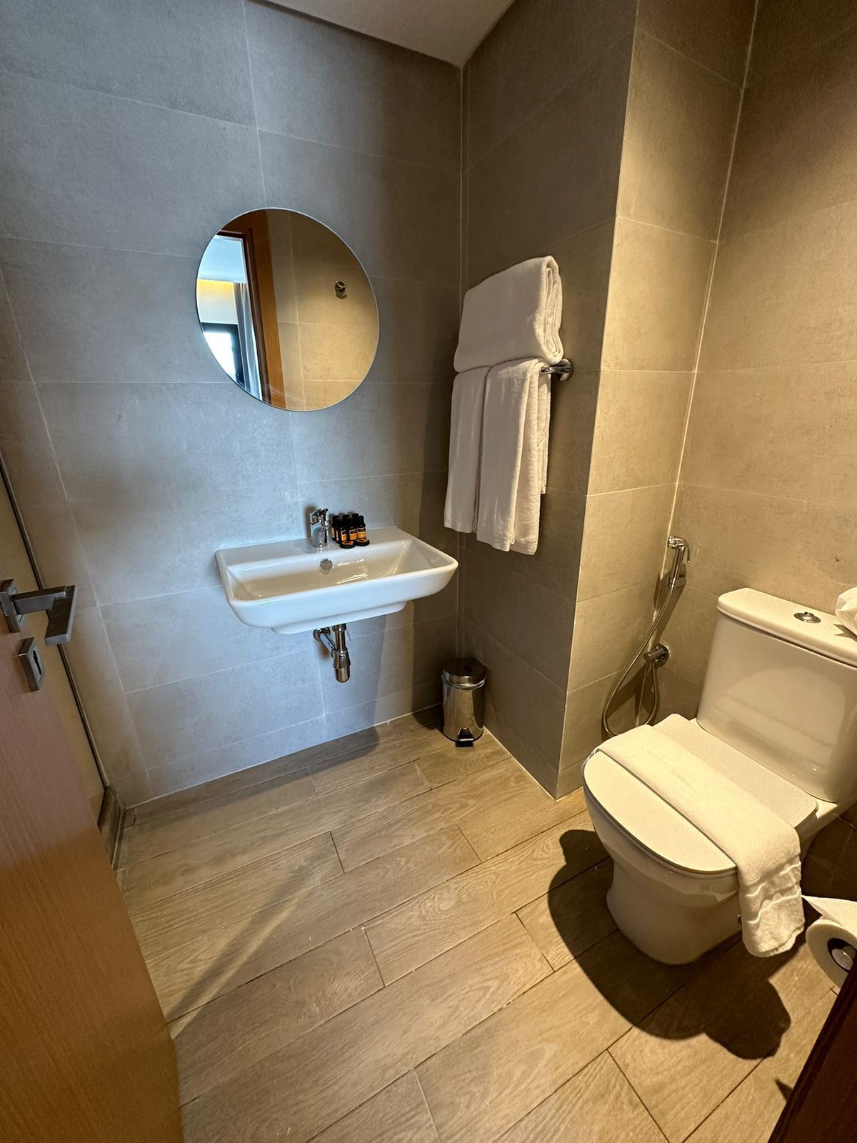 free toiletries, hair dryer