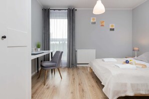 1 dormitorio, escritorio, tabla de planchar con plancha y wifi