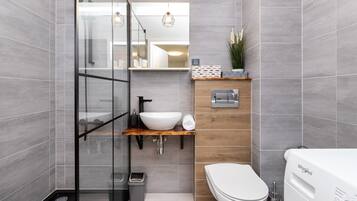 Shower, hair dryer, towels, shampoo