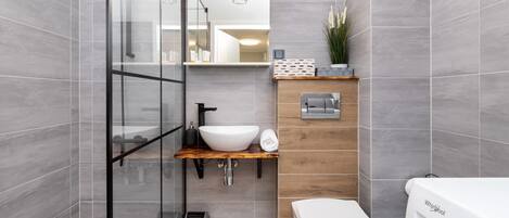 Shower, hair dryer, towels, shampoo