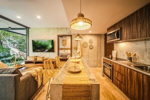 Frigorífico, microondas, horno y placa de cocina