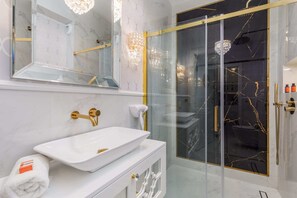 淋浴设施、免费洗浴用品、吹风机、毛巾