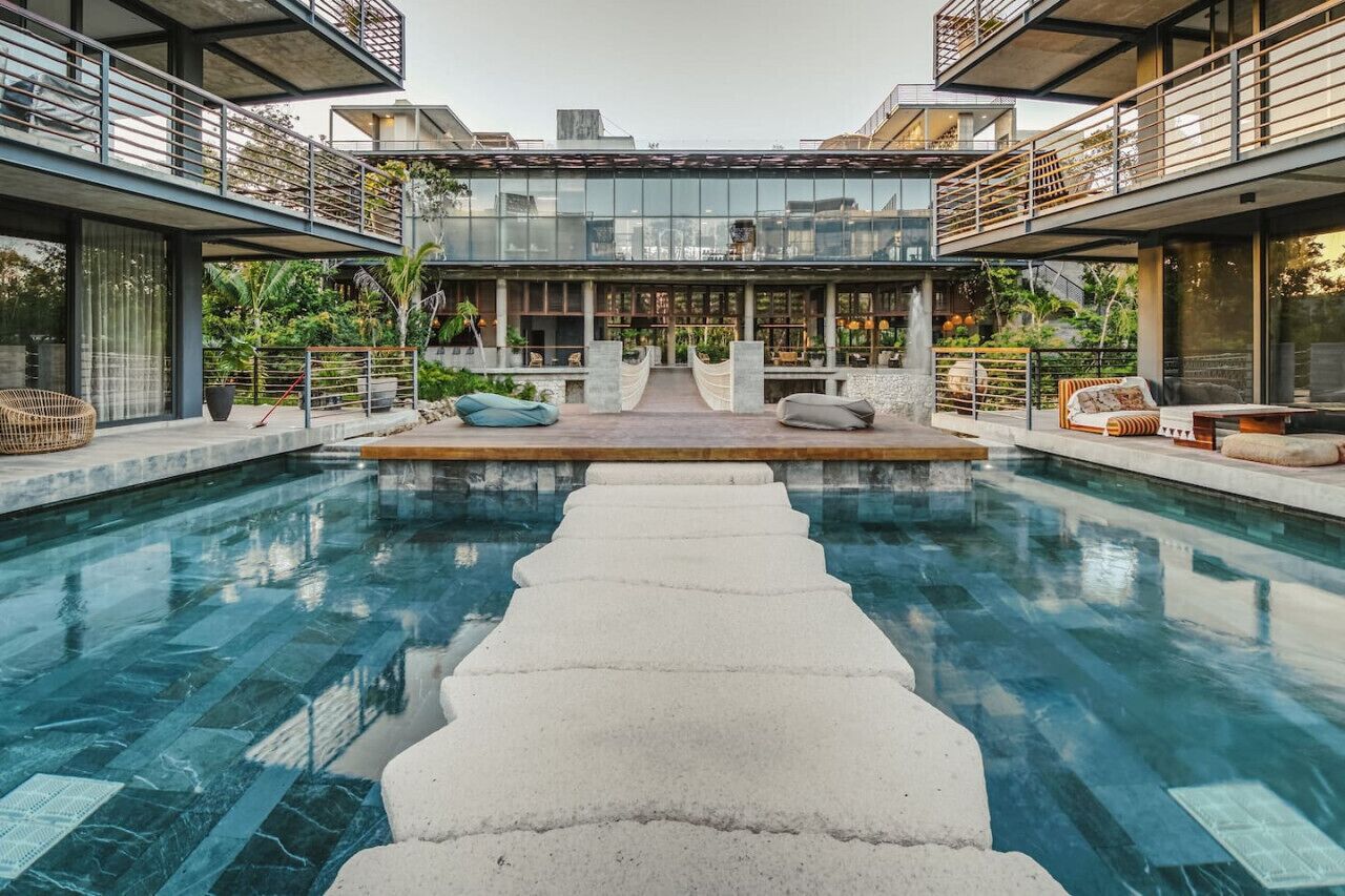 Una piscina in terrazza