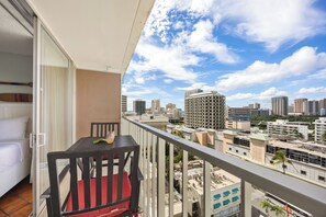 Outdoor dining - "Beachcomber" Studio w/FREE Parking & Full Kitchen (Honolulu)