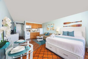 Iron/ironing board, free WiFi, bed sheets, wheelchair access - "Beachcomber" Studio w/FREE Parking & Full Kitchen (Honolulu)