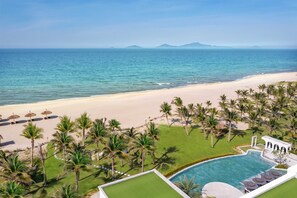 2 outdoor pools, free pool cabanas, pool umbrellas
