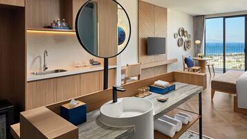 Minibar, coffres-forts dans les chambres, bureau