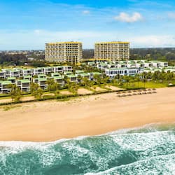 Privat strand, vit sandstrand, gratis strandcabanor och solstolar