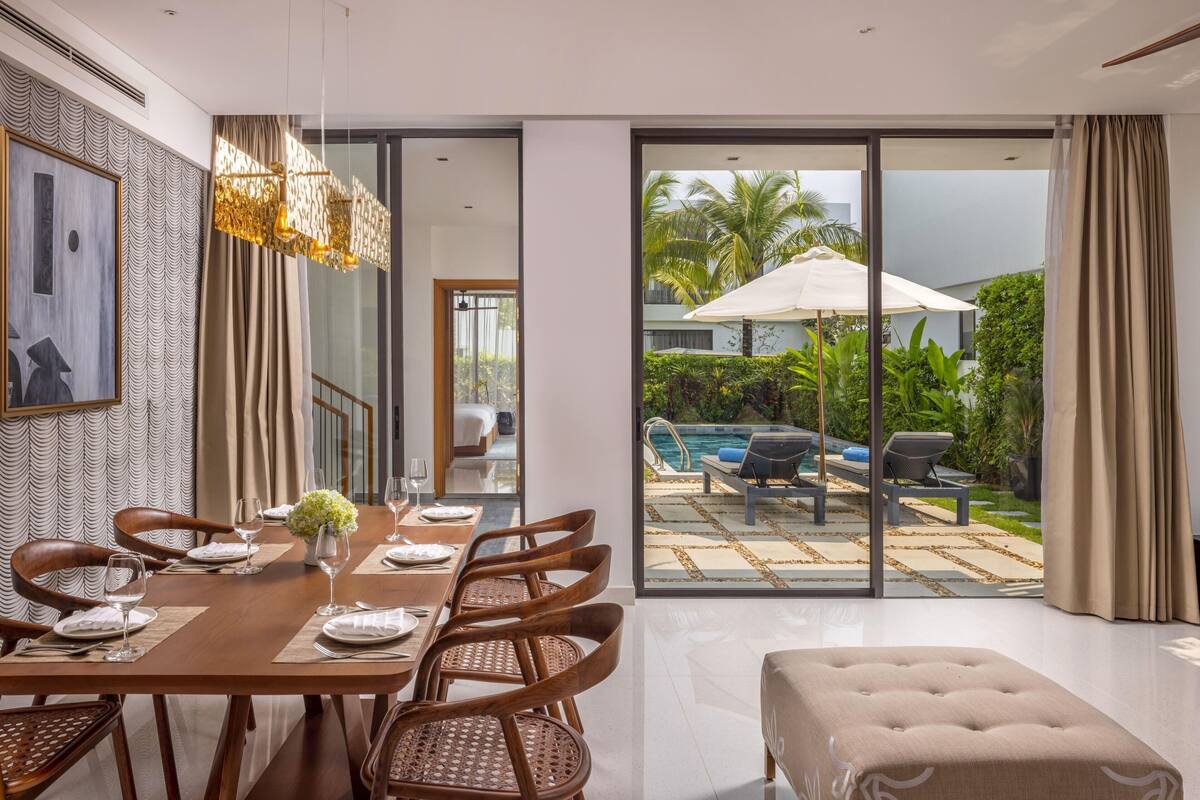 Habitación, 1 cama de matrimonio grande, vistas al jardín | Caja fuerte, escritorio, espacio para trabajar con un portátil