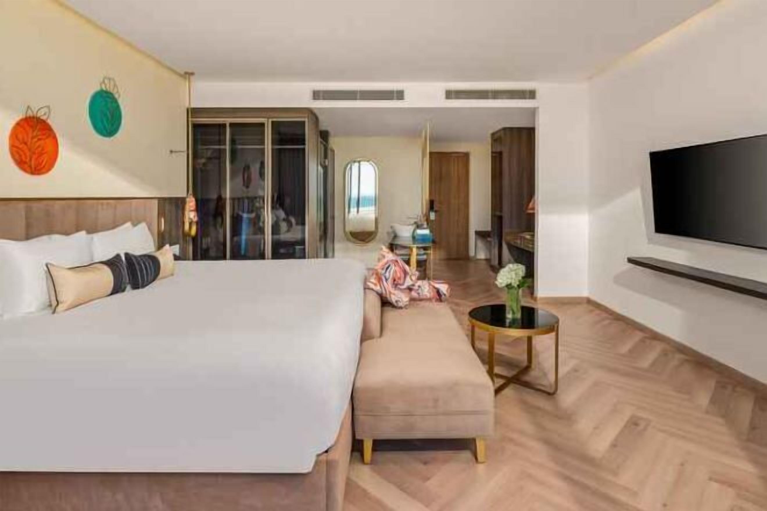 Minibar, két bảo mật tại phòng, bàn 