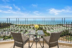 Suite Grand, varias camas, frente al mar | Balcón