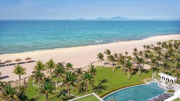 2 outdoor pools, free cabanas, pool umbrellas