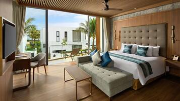Een moderne hotelkamer met een groot bed, een bank, een bureau en uitzicht op de omgeving.