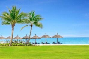 2 buitenzwembaden, gratis zwembadcabana's, parasols voor strand/zwembad