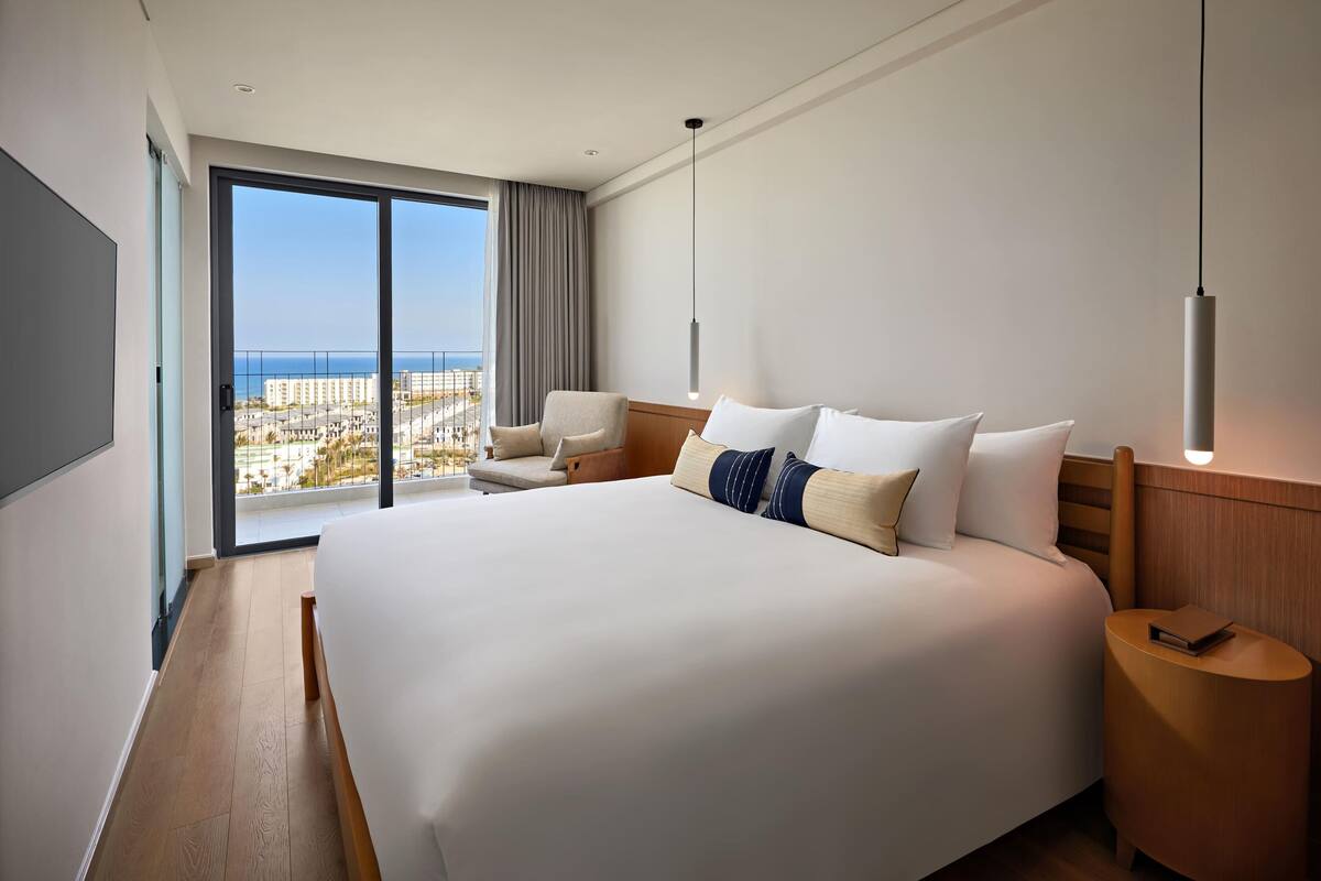 Suite de lujo, 3 habitaciones, vistas al mar | Caja fuerte, escritorio, espacio para trabajar con un portátil