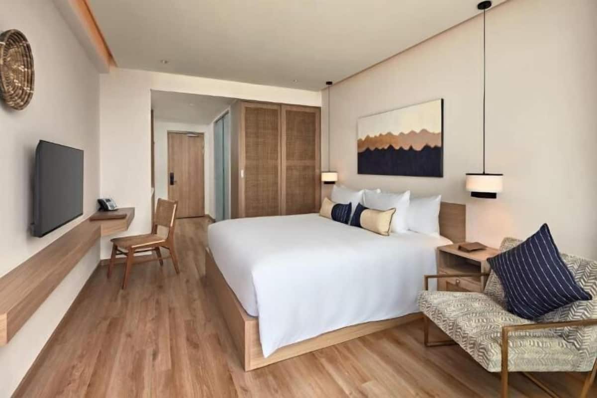 Minibar, caixa forta a l'habitació i escriptori