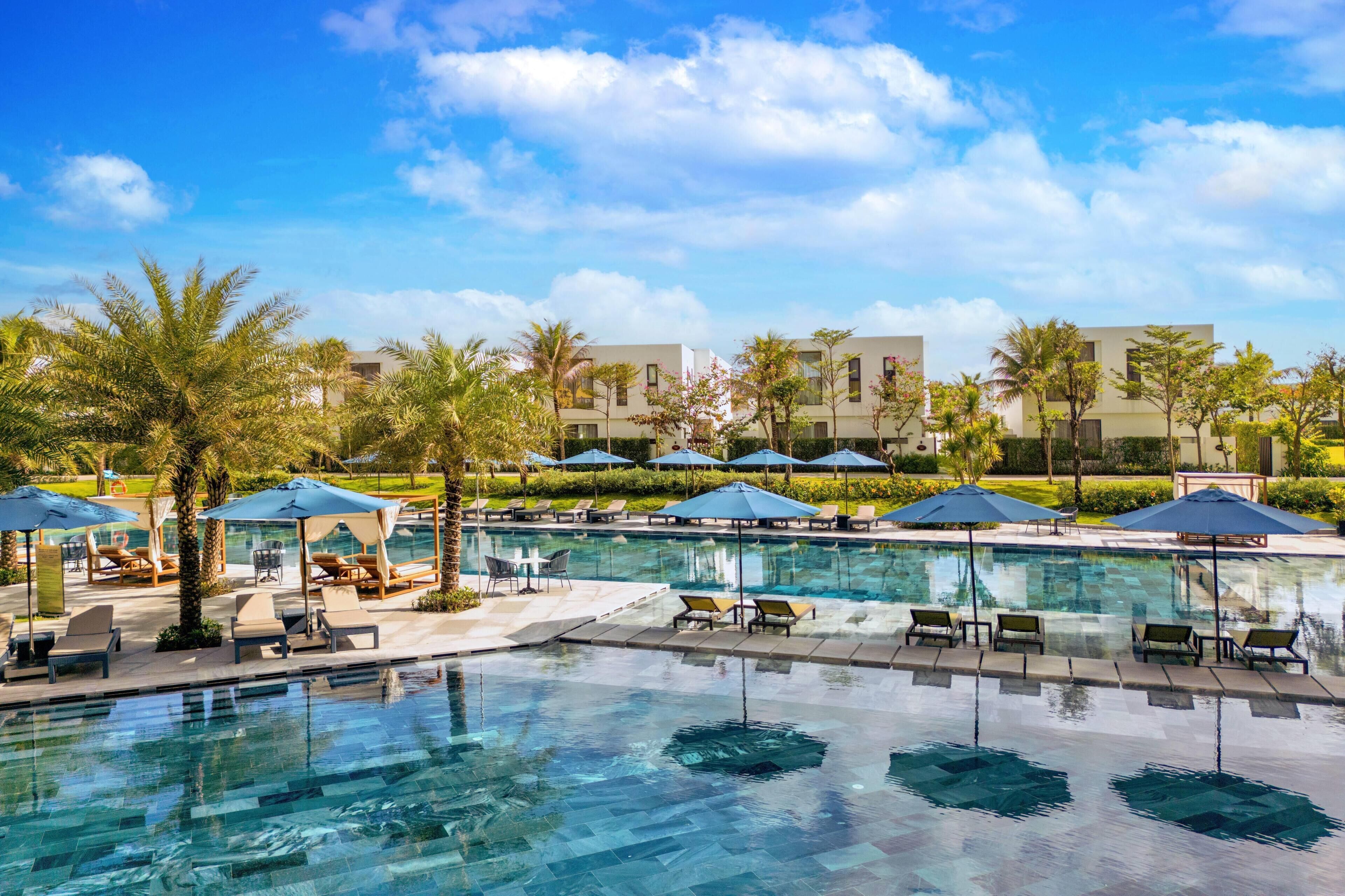2 outdoor pools, free pool cabanas, pool umbrellas