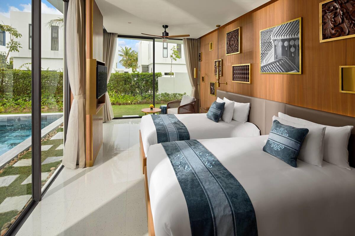 In-room safe, desk, laptop workspace, blackout curtains