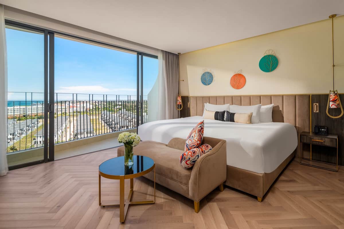 Premium Room, 1 King Bed | Balcony view