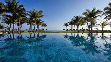 2 outdoor pools, free cabanas, pool umbrellas