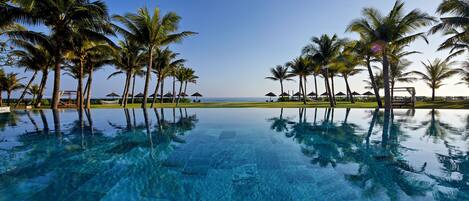 2 outdoor pools, free pool cabanas, pool umbrellas