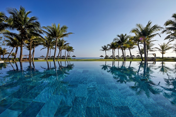 2 outdoor pools, free cabanas, pool umbrellas