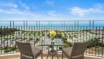 Een minibar, een kluis op de kamer, een bureau, een laptopwerkplek