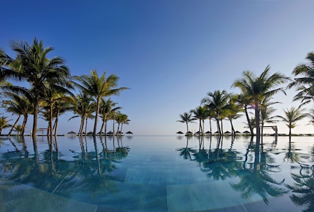 2 室外游泳池,免费小屋,池畔遮阳伞. 温德姆会安皇家海滨度假村和别墅