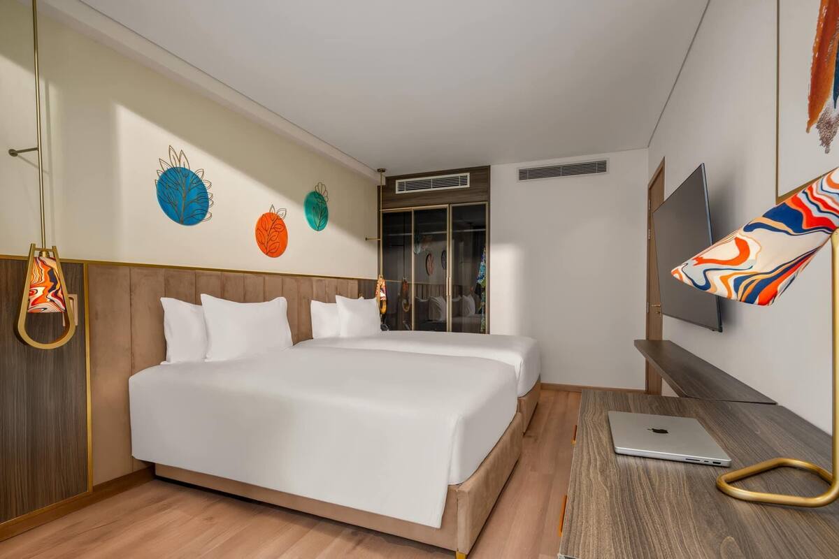 Three-Bedroom Family Ocean View | Caja fuerte, escritorio, espacio para trabajar con un portátil