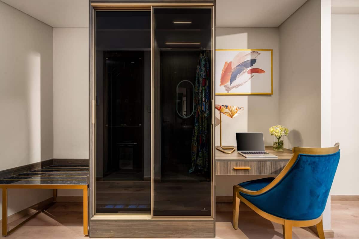 Minibar, coffres-forts dans les chambres, bureau