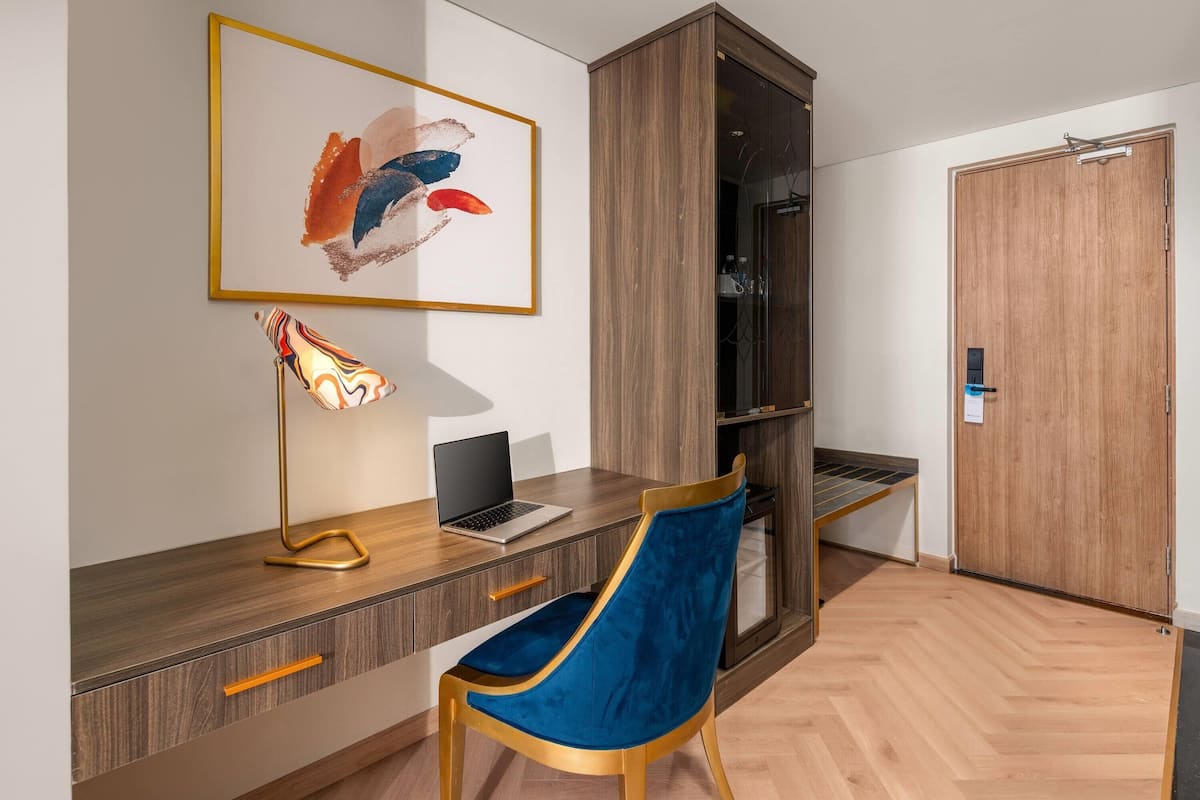 Minibar, coffres-forts dans les chambres, bureau
