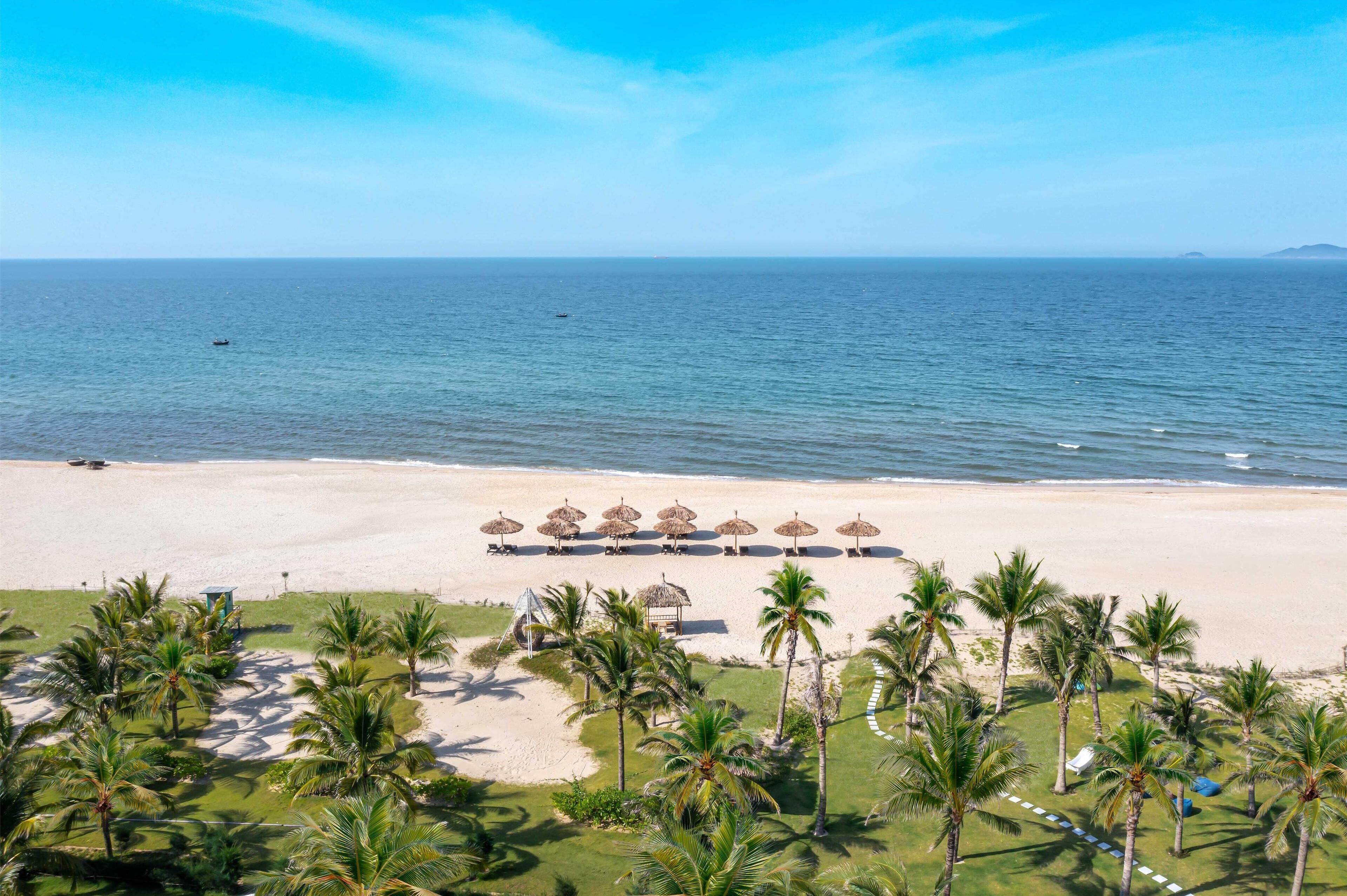 2 outdoor pools, free pool cabanas, pool umbrellas