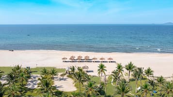 2 outdoor pools, free pool cabanas, pool umbrellas