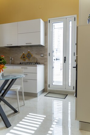 Superior Room | Private kitchen | Full-sized fridge, microwave, oven, stovetop - A casa dei miei (San Pietro Vernotico)